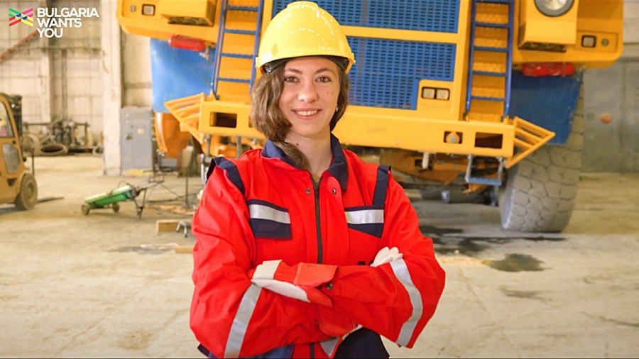 21-годишната Рени товари и разтоварва до 20 тона и ремонтира 130-тонен „БелАЗ“